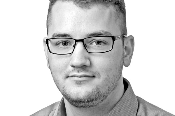 Florian Heydorn Gesicht eines sympathisch lächelnden jungen Mannes mit kurzen dunklen Haaren und Brille