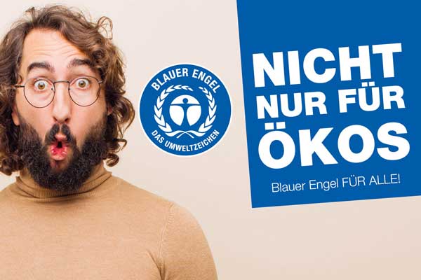 Junger Mann mit lockig-braunen Haaren blickt überrascht auf das Umweltzeichen Blauer Engel
