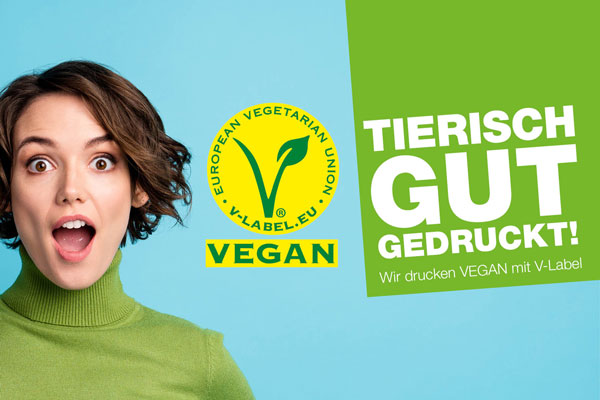 Junge Frau mit freudig-überraschtem Gesichtsausdruck blickt auf ein V-Label für vegane Produkte