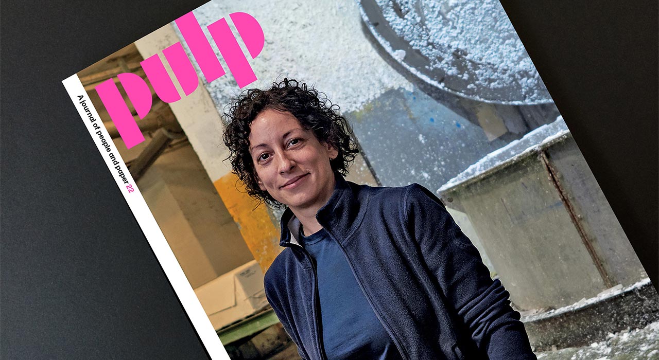 Pulp Magazine - The Sustainability Issue. Titelbild mit einer Frau vor einer Papiermaschine