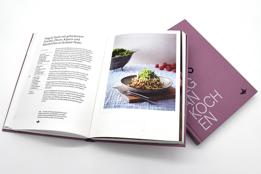 Umschlag und Innenseite eines veganen Kochbuchs mit einem Bild eines gedeckten Tisches