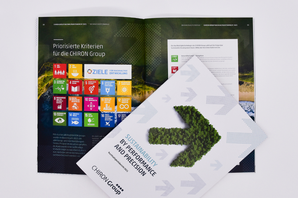 Umschlag- und Innenseiten eines Magazins mit den SDG-Logos und einem grünen Pfeil