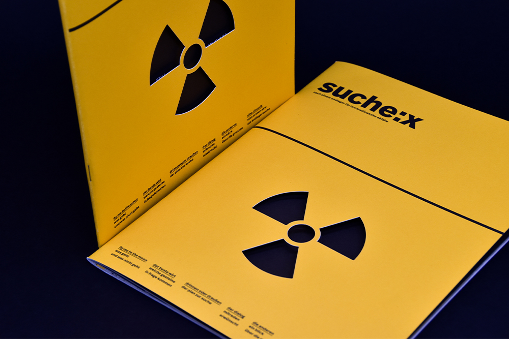 Umschlag einer Broschüre mit einem Radioaktiv-Zeichen und schwarzem Text auf gelbem Hintergrund