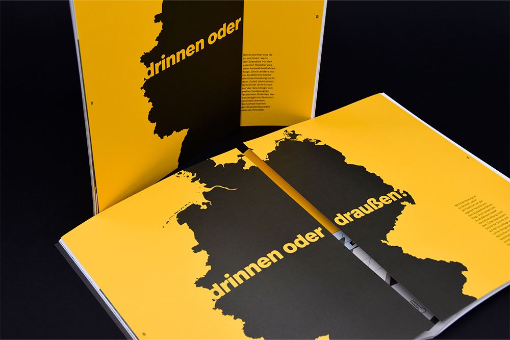 Innenteil einer Broschüre mit dem Schema einer Deutschland-Karte mit gelbem Text