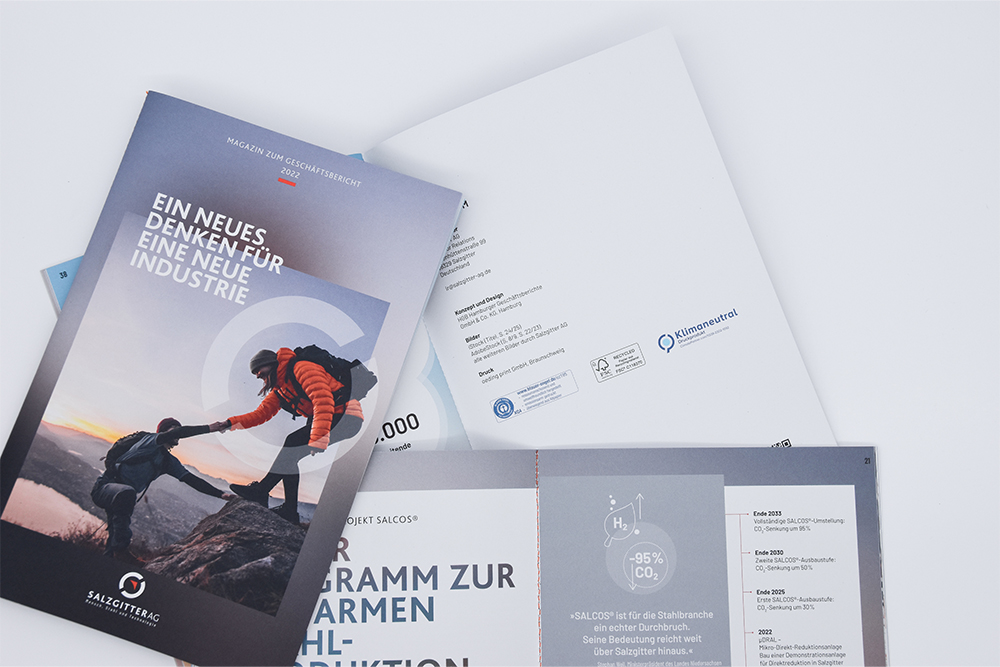 Umschlag und Inhalt einer Broschüre mit Umweltzeichen Blauer Engel, FSC und Klimaneutral